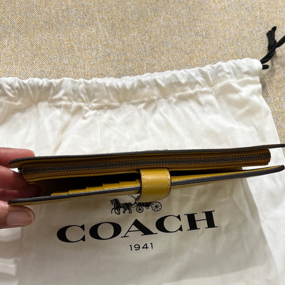 ❤️ Coach Mustard Yellow Leather Wallet - Picture 6 of 11